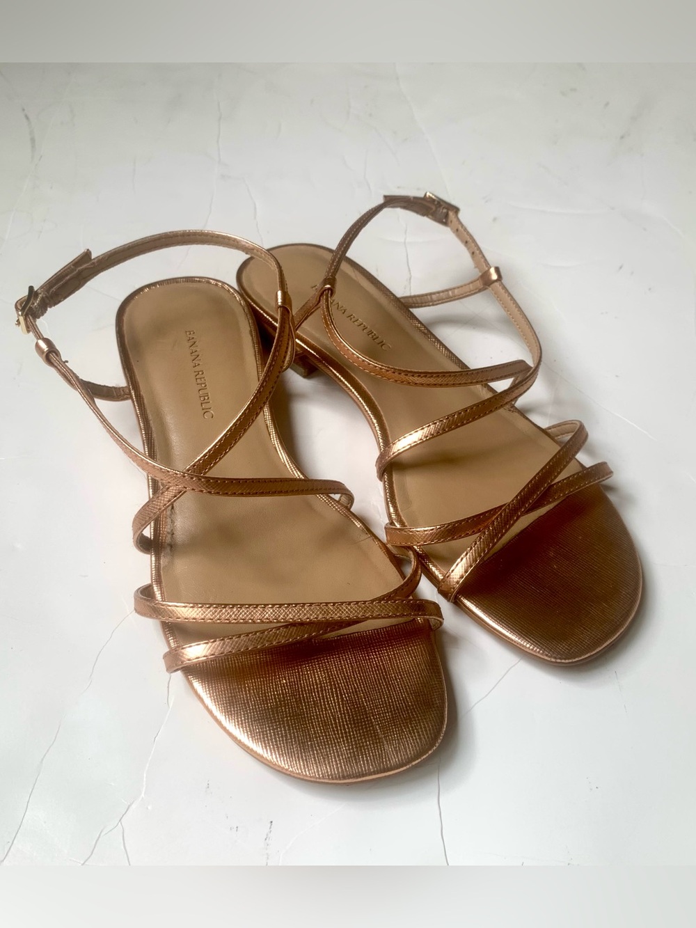Banana Republic Metallic Rose Gold Strappy Leather Flat Sandals Size 6